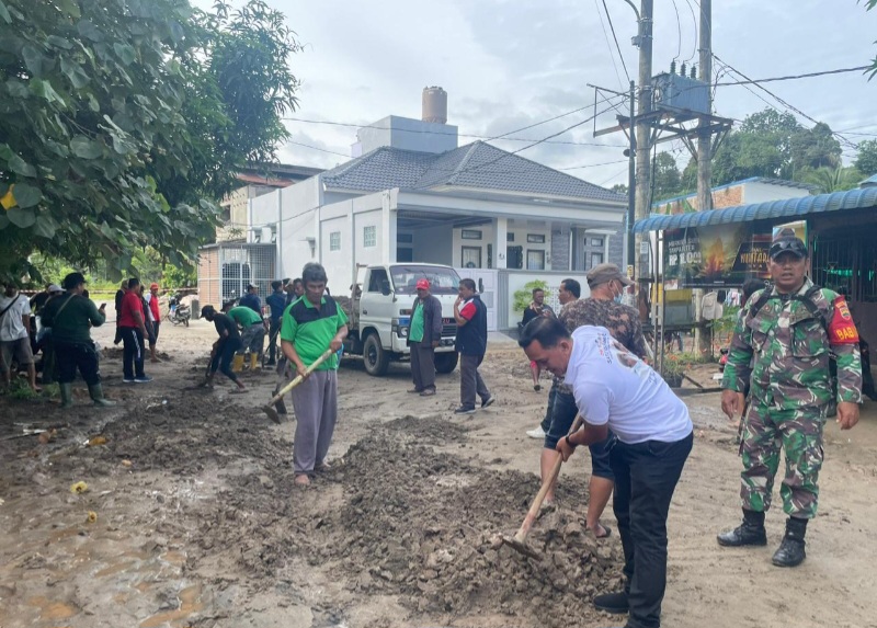Camat Patumbak Ajak Warga Gotong Royong Bersihkan Lumpur Pasca Banjir