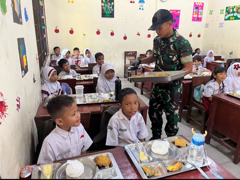Kodam I/BB Gelar Kegiatan Makan Sehat Bergizi Di SDN 064025 Medan Tuntungan