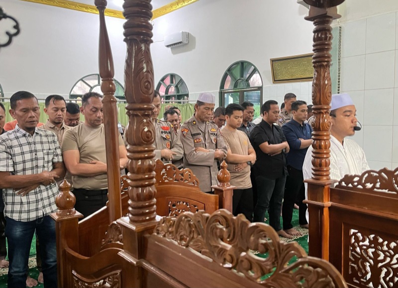 Shalat Ghaib Di Masjid Nurul Falah Mendoakan Prajurit Bhayangkara Yang Gugur Di Lampung