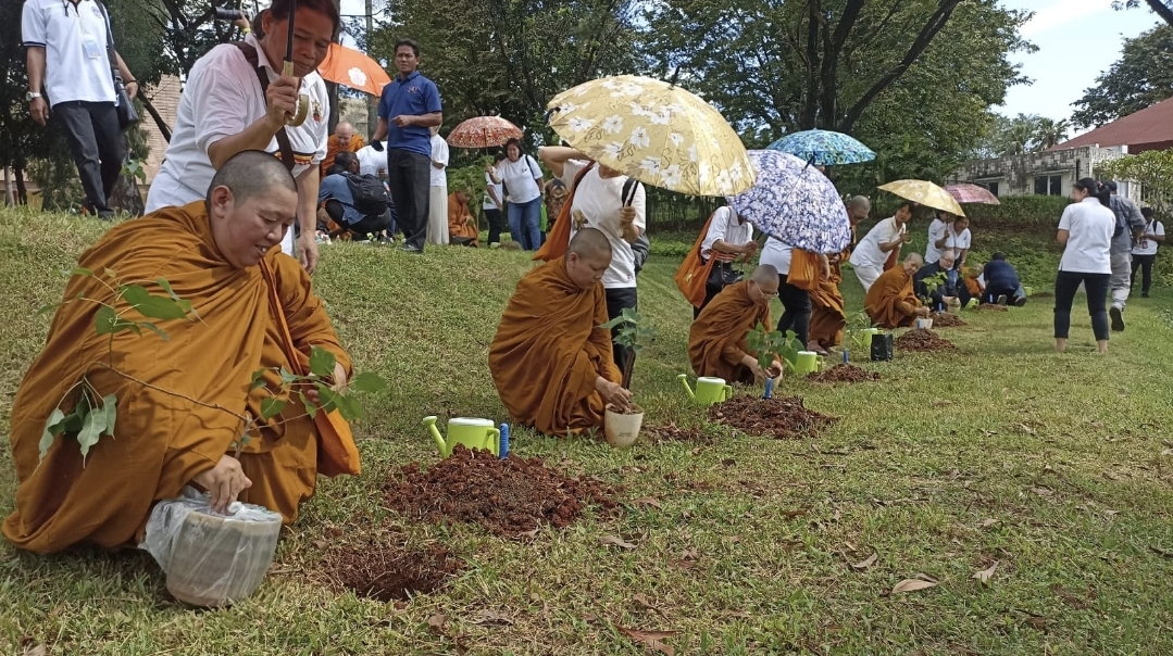 Sambut Hari Raya Waisak, Bimas Buddha Kemenag Gelar Tanam 30 Pohon di TMII