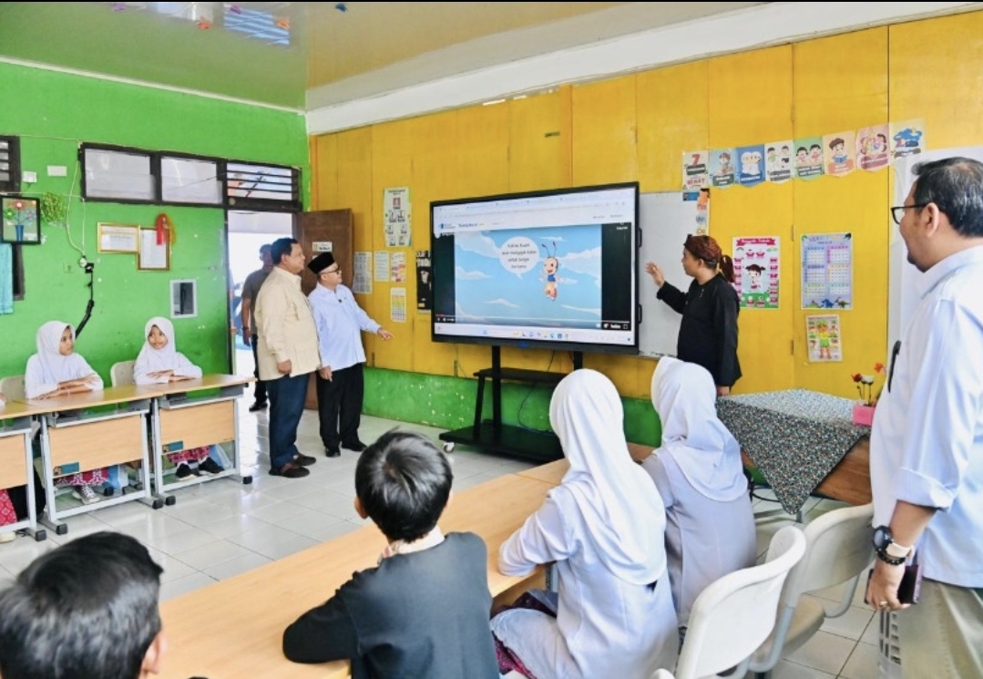 Hadiri Hardiknas 2025, Presiden Prabowo Saksikan Pembelajaran dengan Teknologi Smart Board