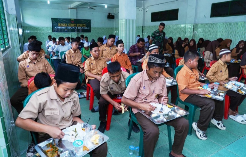 Dua Panti Asuhan Di Medan Deli Terima Makan Sehat Bergizi Dari Kodam I/BB