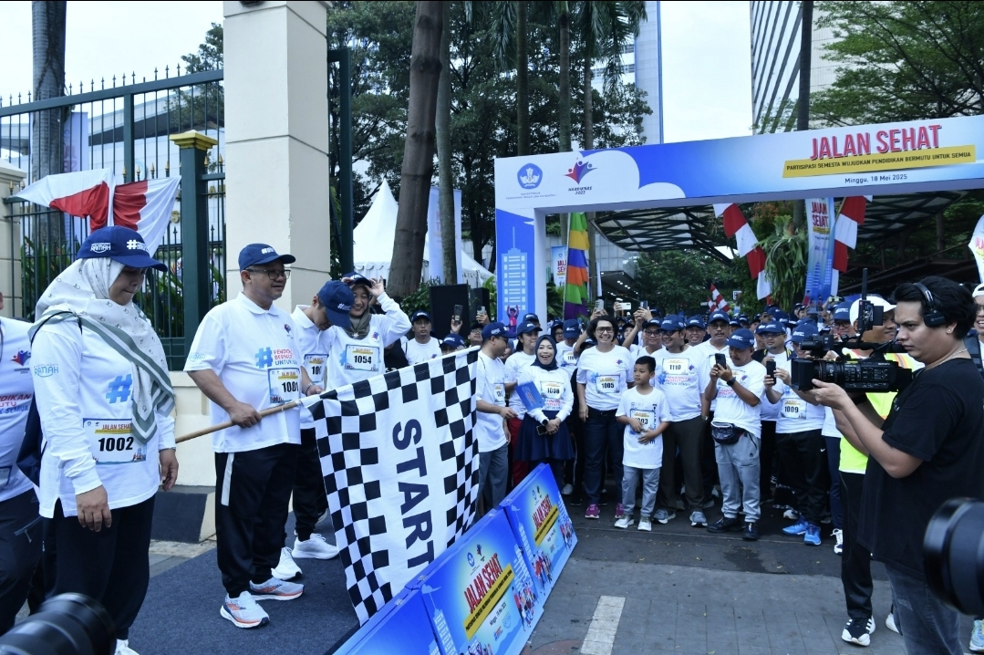 Gelar Jalan Sehat Hardiknas 2025, Mendikdasmen: Galang Kolaborasi Insan Pendidikan