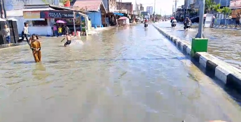 Banjir Rob Landa Tanjungtiram, Ruas Jalan Perkotaan Tergenang