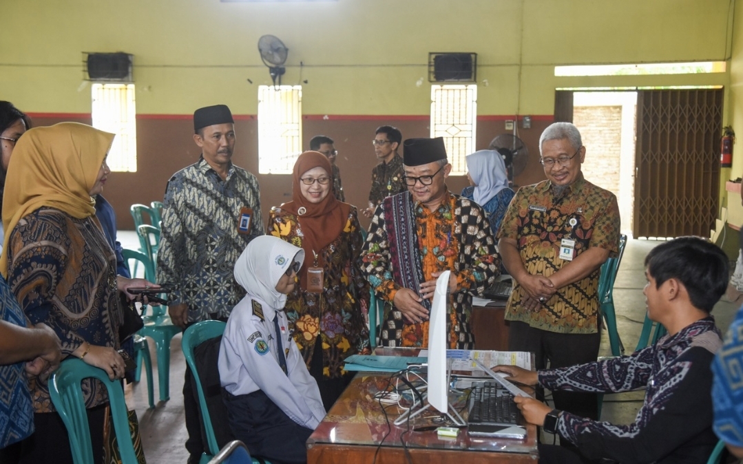 Tinjau Pelaksanaan SPMB di Jawa Tengah, Mendikdasmen Beri Semangat Siswa dan Orang Tua