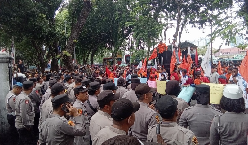 Buruh Dan Mahasiswa Gelar Aksi Demo Di DPRD Sumut