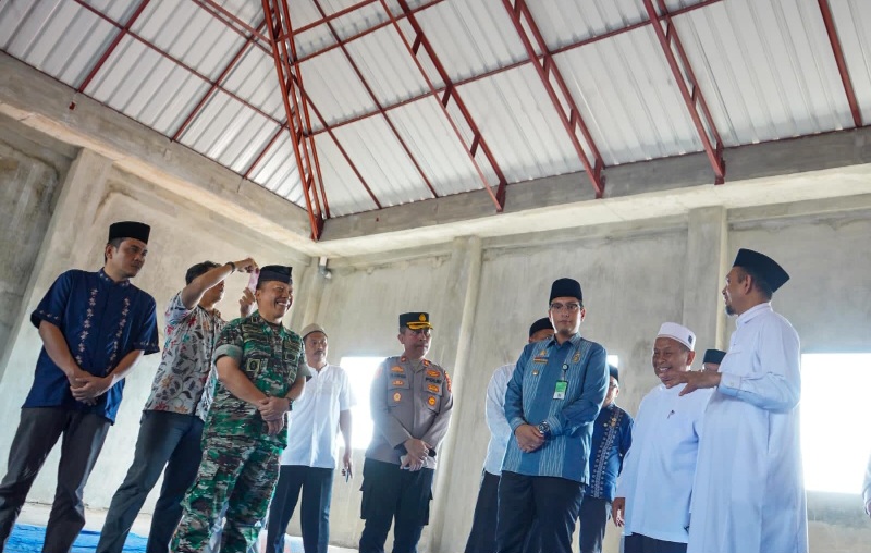 Safari Jumat Di Medan Deli, Rico Waas Serahkan Bantuan Untuk Masjid Nurul Hidayah