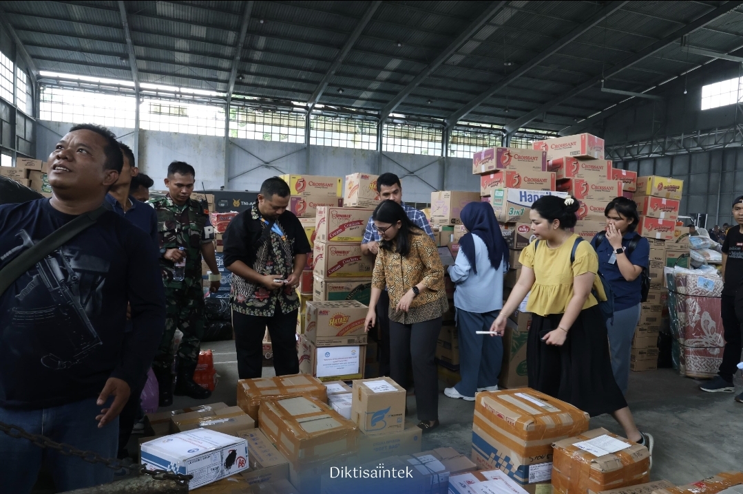 Kemdiktisaintek Optimalkan Pengiriman Bantuan Bencana di Sumut lewat Udara