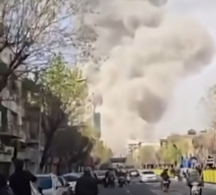 Israel Mulai Nyerang, Iran Tutup Wilayah Udaranya