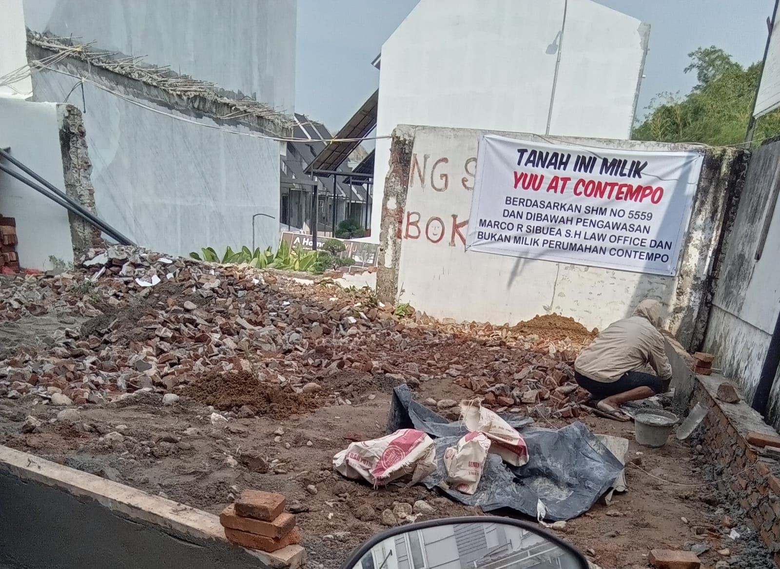Barusan Dibongkar, Pemilik Yuu Contempo Nekad Bangun Kembali Tembok Di Obyek Sengketa