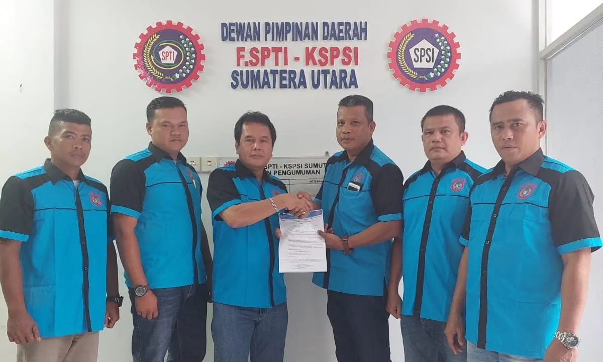 Samsuddin SH Terima SK DPC F.SPTI-K.SPSI Madina
