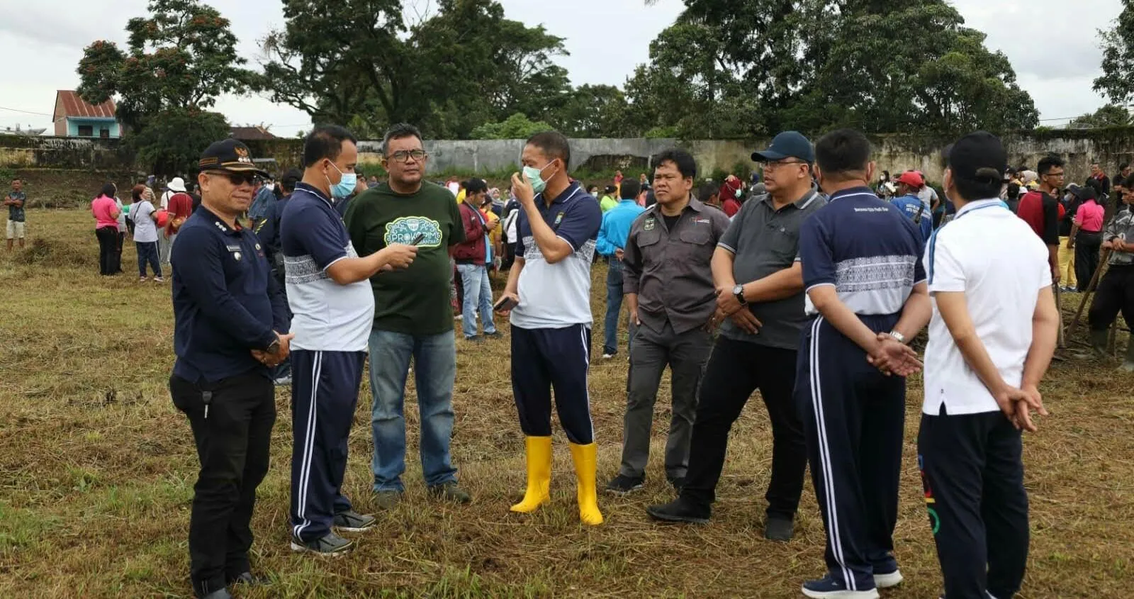 Pemko, Polres, Kodim Siantar Bersihkan Stadion Sangnaualuh