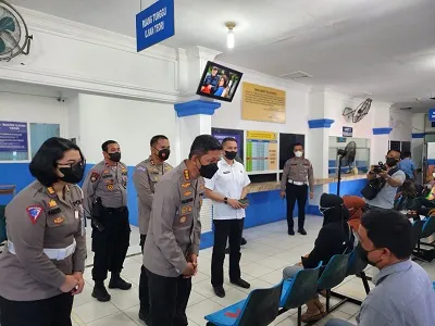Sidak Pengurusan SIM Di Satlantas, Kapolrestabes Minta Personil Berikan Pelayanan Cepat Dan Efisien