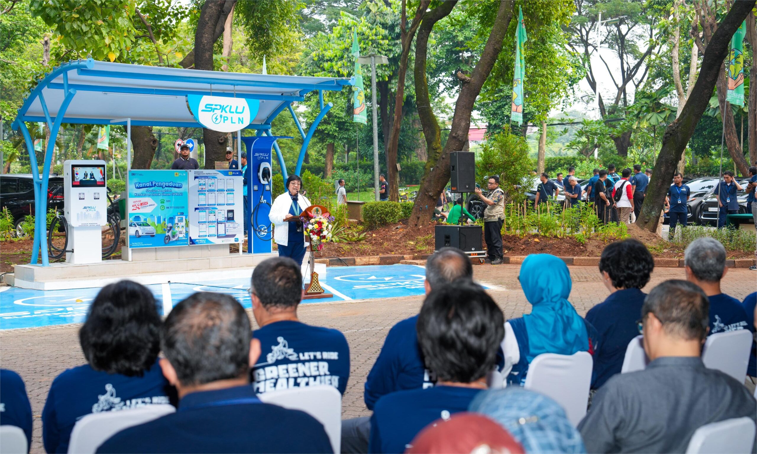 Dorong Pelaksanaan Kebijakan Mobil Listrik Menteri LHK Resmikan SPKLU