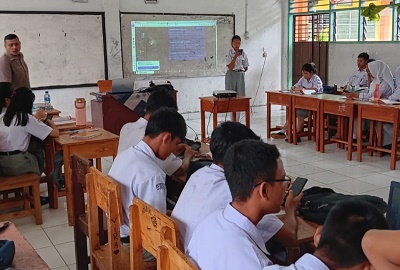 Meski Hujan Siswa SMA Dharma Pancasila Tetap Semangat Belajar