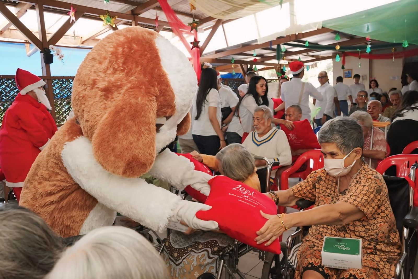 Swiss-Belresort Dago HeritageBerbagi Kebahagian Di Panti Jompo