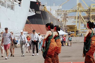 Dongkrak Ekonomi Dan Pariwisata, SPMT Layani Kapal Pesiar Sandar Di Pelabuhan