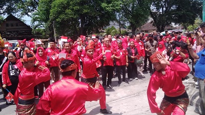 Tarian Pencak Silat Sambut Bacaleg PDI-P Ke KPU Sumut