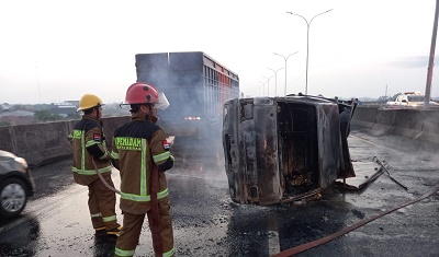 Mobil Pick Up Bawa BBM Terbakar Di Jalan Tol, Supir Tewas, Kernet Luka Bakar