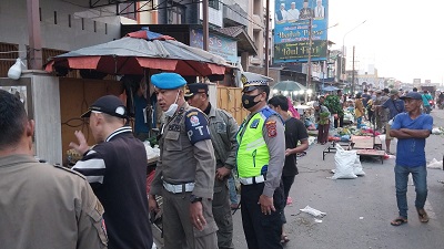Sat Pol PP Tertibkan PKL Pasar Kampung Lalang