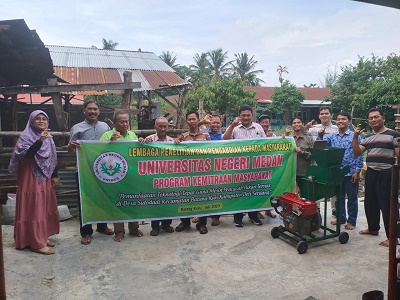 Dosen Unimed Latih Peternak Gunakan Mesin Pencacah Pakan