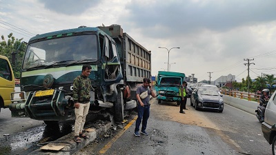 Dua Truk Tabrakan Di Fly Over Amplas, Jalanan Dipenuhi Oli