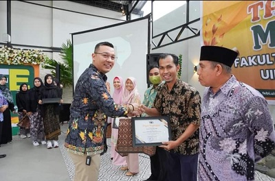 Sunarji Harahap Terima Penghargaan Penulis Paling Produktif Di Media Massa
