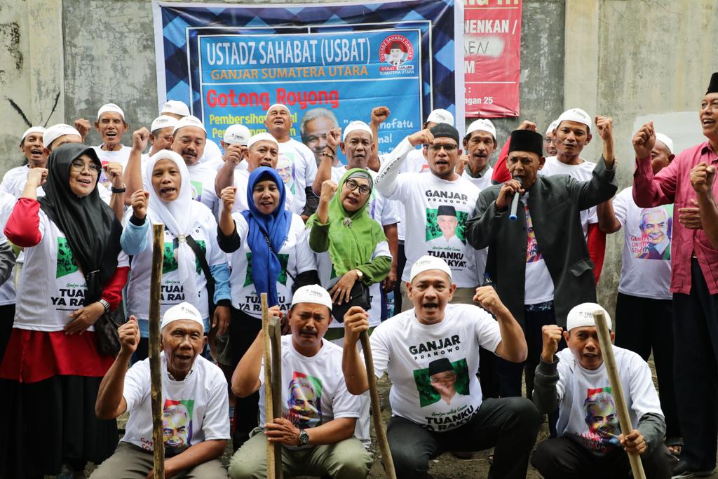 Usbat Ganjar Galang Solidaritas Warga Medan Bersihkan Pemakaman Masyarakat