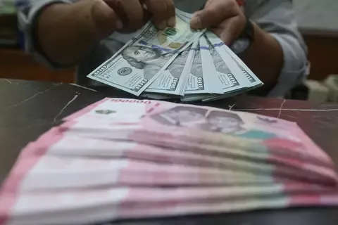 Rupiah Sentuh Rp17.600 per Dolar AS, Pengamat Prediksi Bisa Tembus Rp18.000