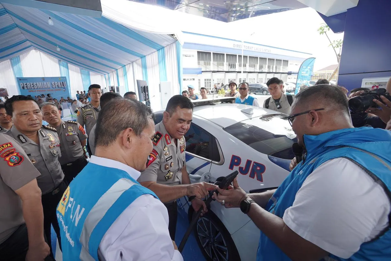 Kapolda Sumut Apresiasi PLN Mobile Saat Mencoba SPKLU Ultra Fast Charging PLN Presisi