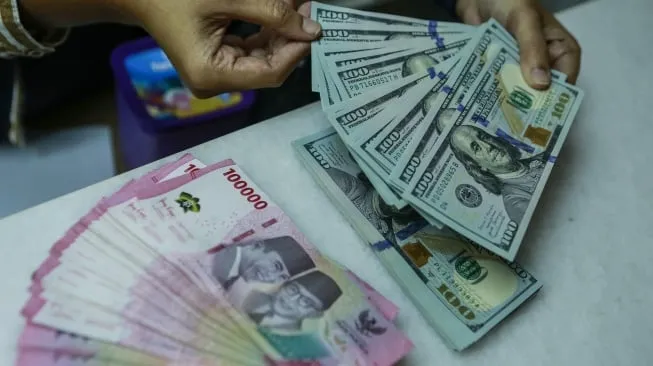 Menunggu Kebijakan BI, Rupiah Melemah Ke Rp17.740 Per Dolar AS
