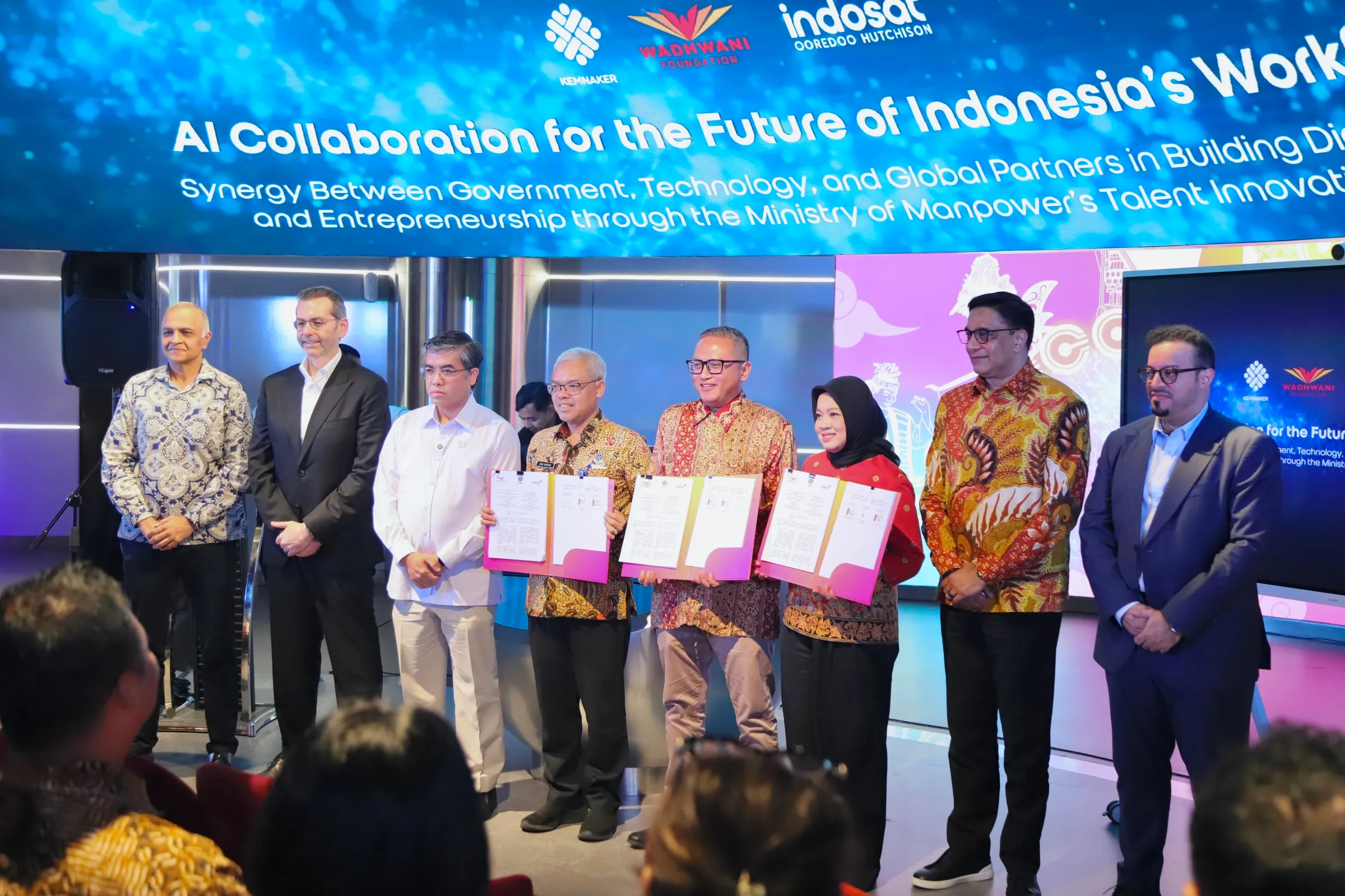 Indosat, Wadhwani, Kemnaker Teken MoU Cetak 1 Juta Talenta Digital Indonesia