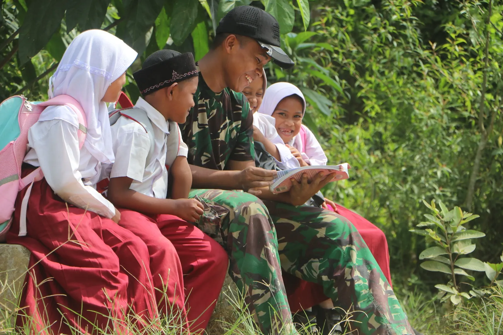 Satgas TMMD Hadirkan Kehangatan, Rindang Pohon Jadi Ruang Belajar