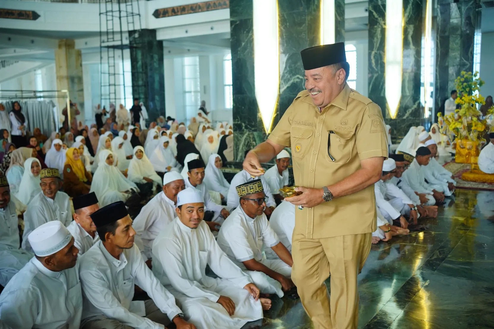 Bupati TRK Lepas 170 Calhaj Di Mesjid Giok, Termuda Dua Orang Dan Tertua Satu Orang