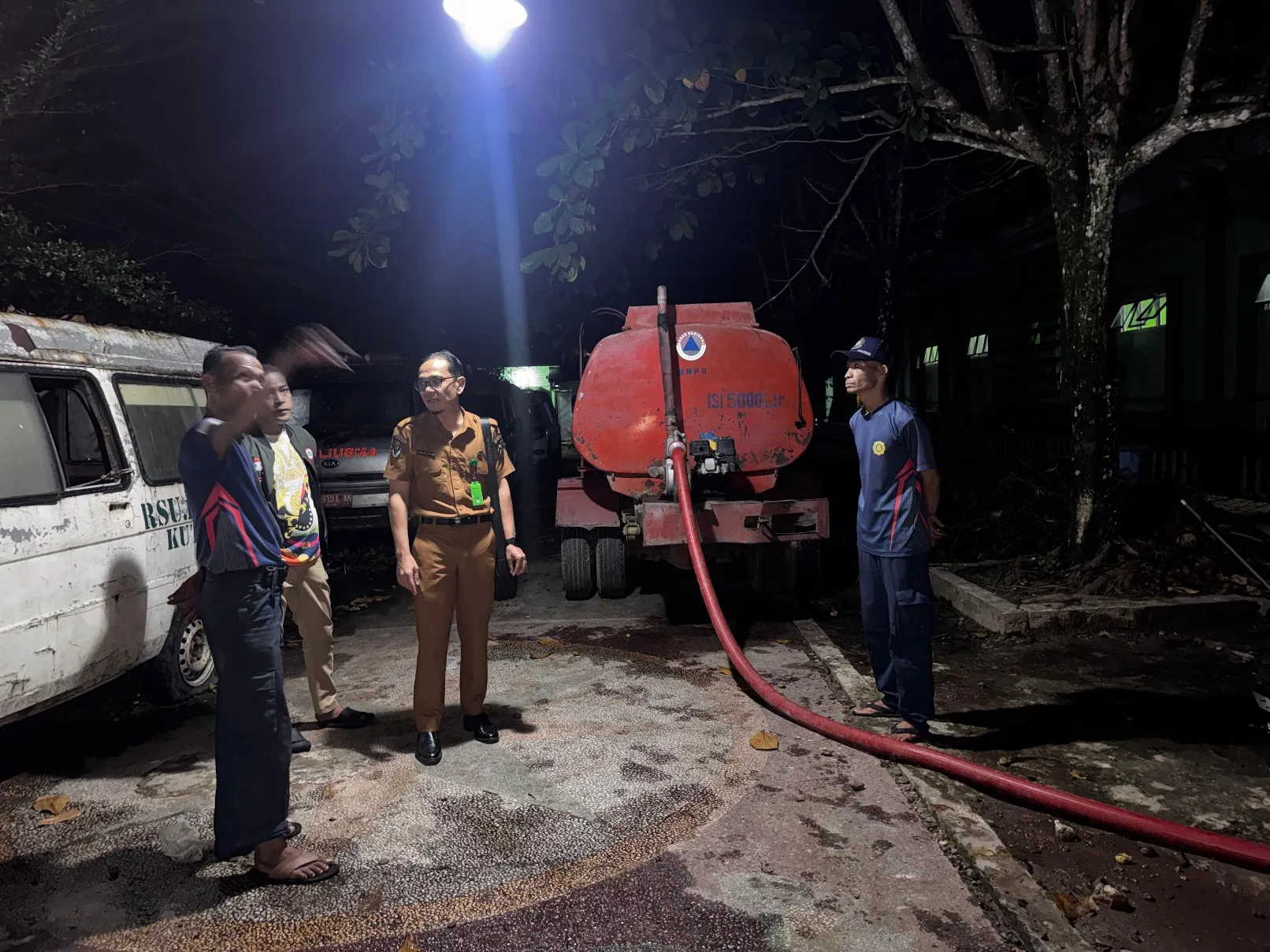 Pipa Saluran Air Bersih Rusak, Direktur RSUD Agara Sigap Kerahkan Mobil Tangki