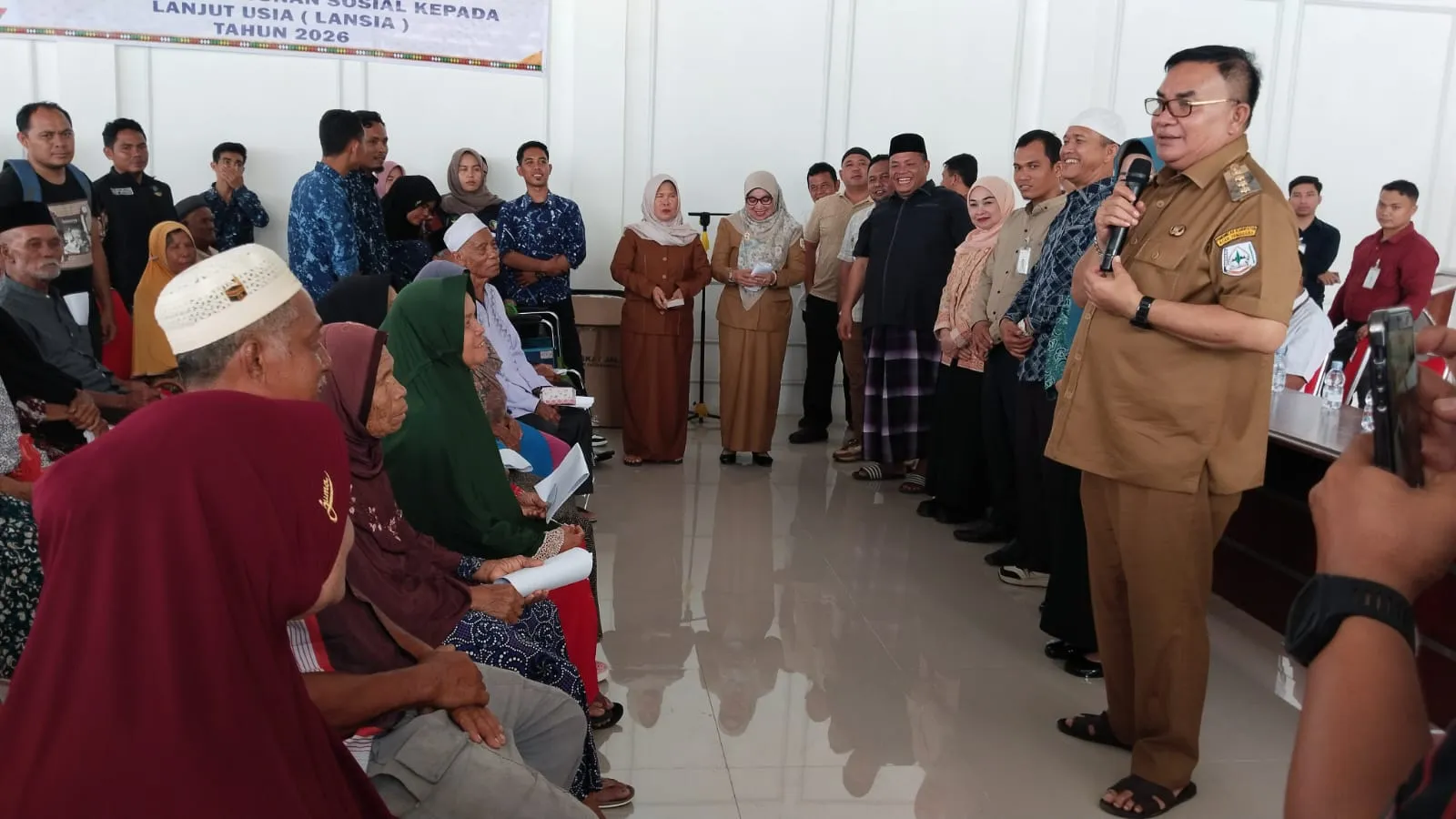 100 Lansia Terima Santunan Dari Bupati Agara Salim Fakhry