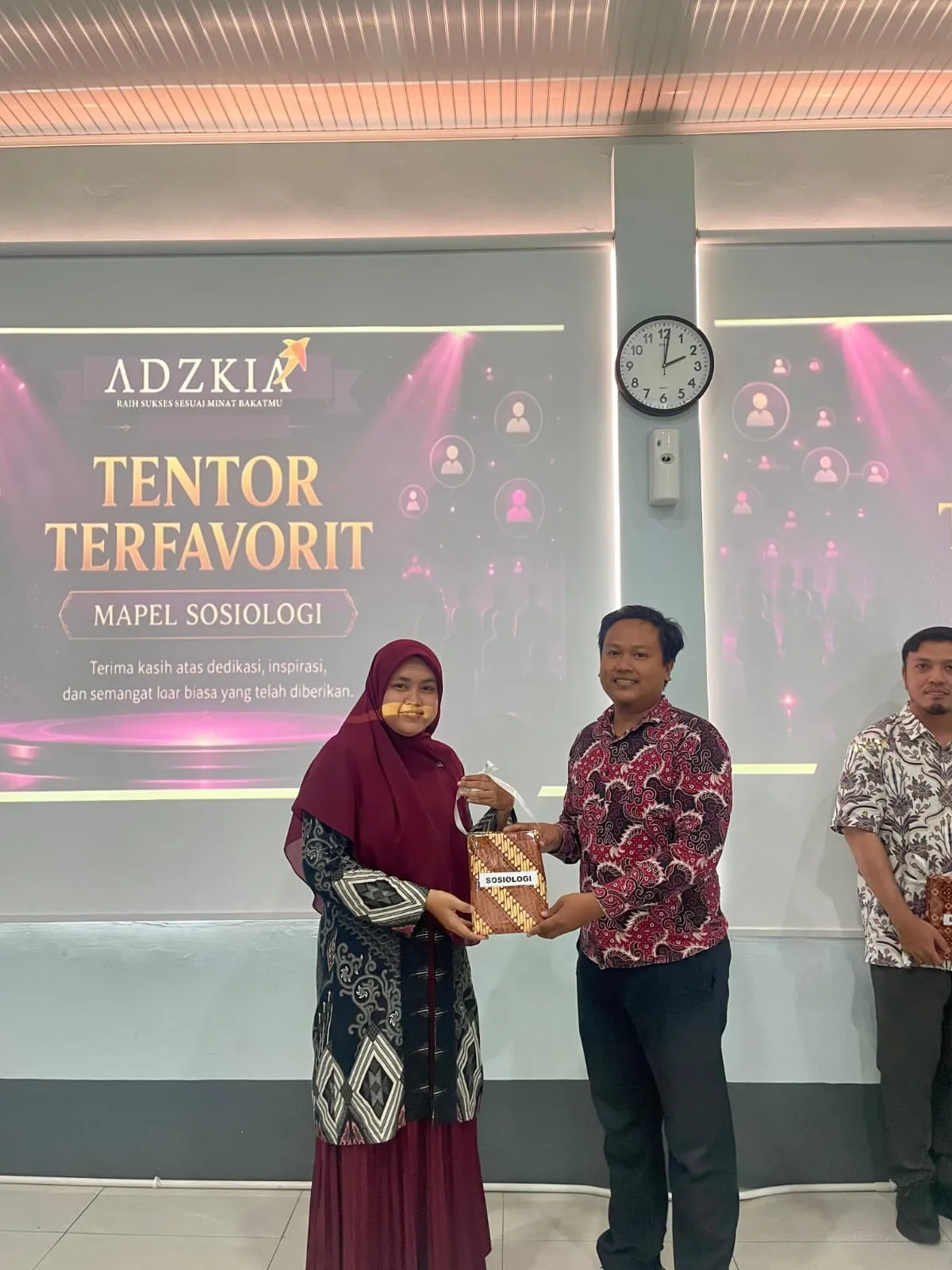 Bimbel Adzkia Beri Penghargaan 9 Tentor Terfavorit, Salah Satunya Andi Zulkifli Tirta SPd