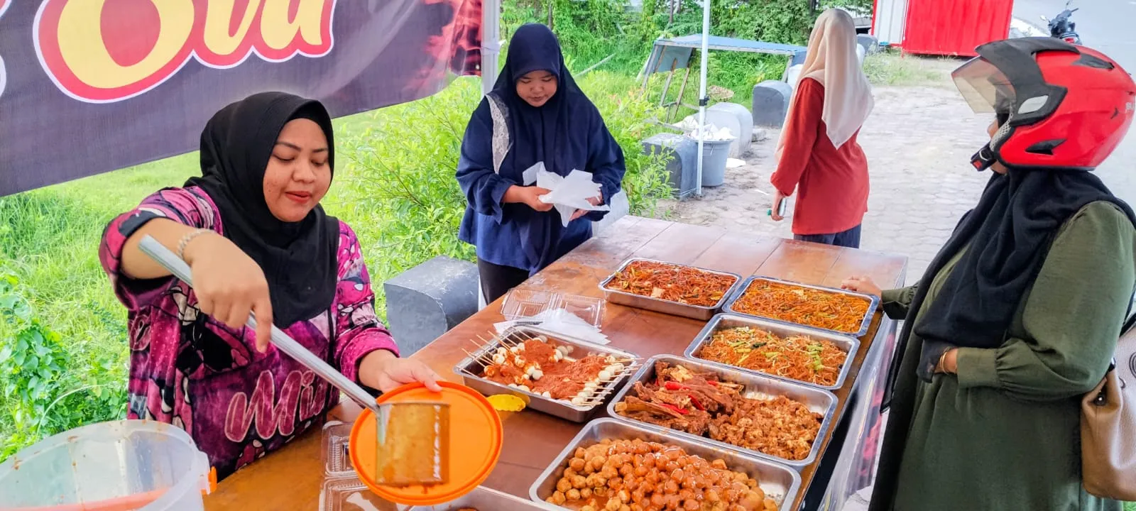 Eva Tak Lagi di Kursi Dewan, Kini Ramai di Lapak Jajanan