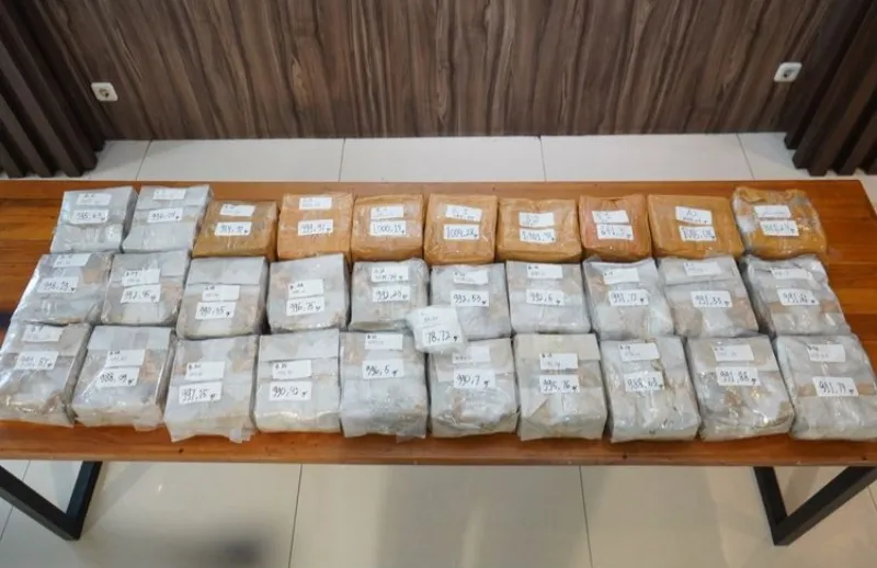 Polisi Tangkap Pengedar dan Amankan 32 Kilogram Sabu dari Malaysia di Apartemen