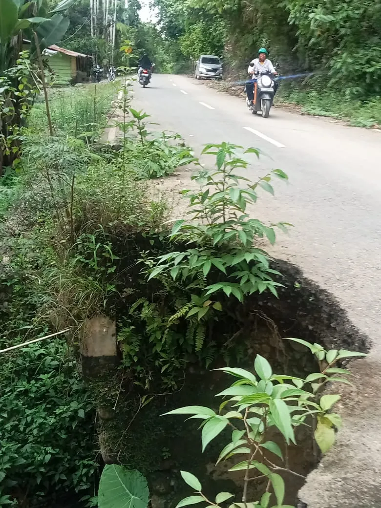 PUPR Agara Abaikan Perawatan Jalan Mbarung-Rambung Teldak