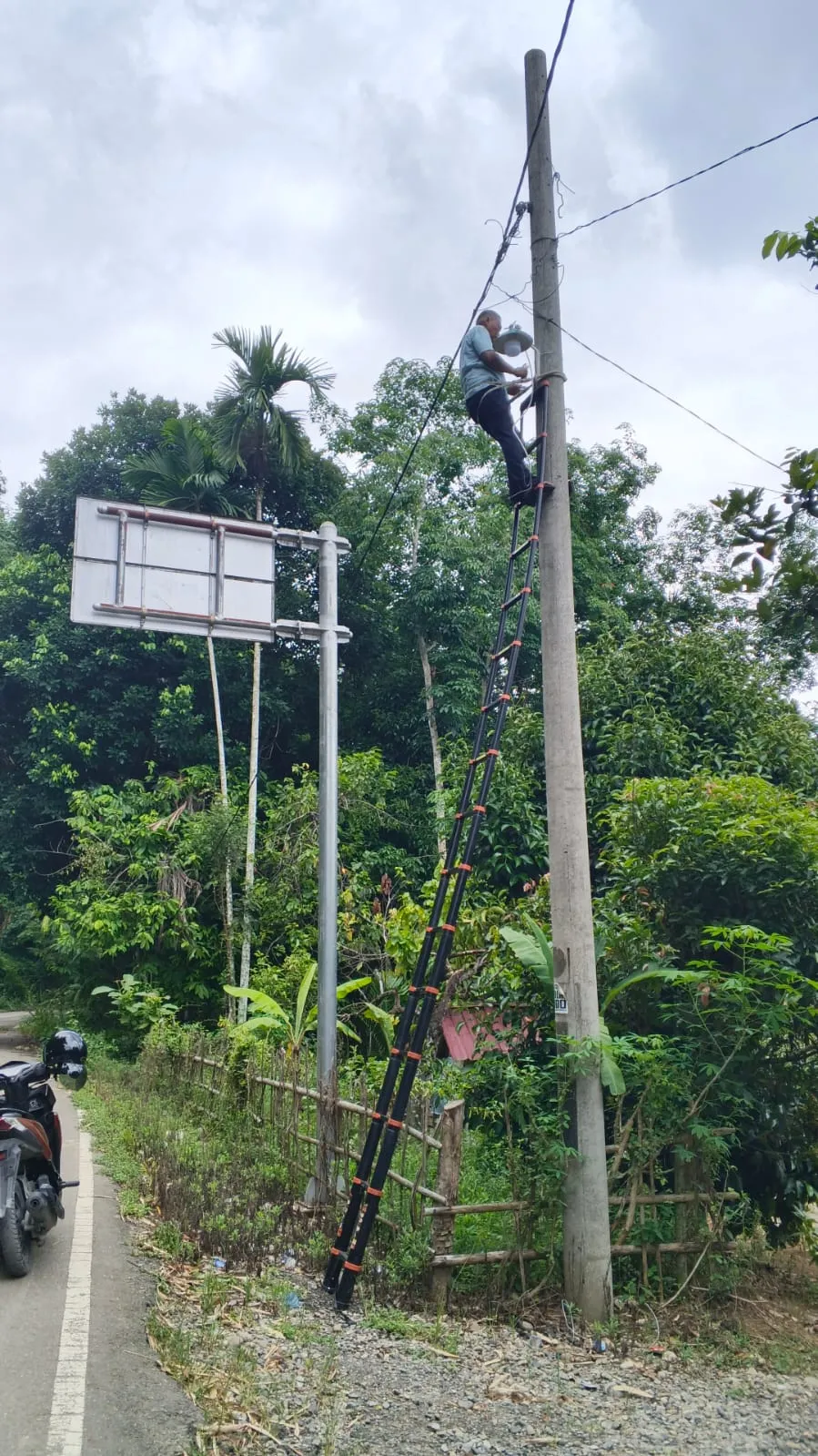 Warga Ucapkan Terima Kasih, DLHK Agara Pasang Lampu Penerangan di Ruas Jalan Mbarung–Rambung Teldak