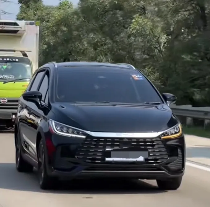 BYD M6 Cross Mobil Hybrid Pertama di Indonesia