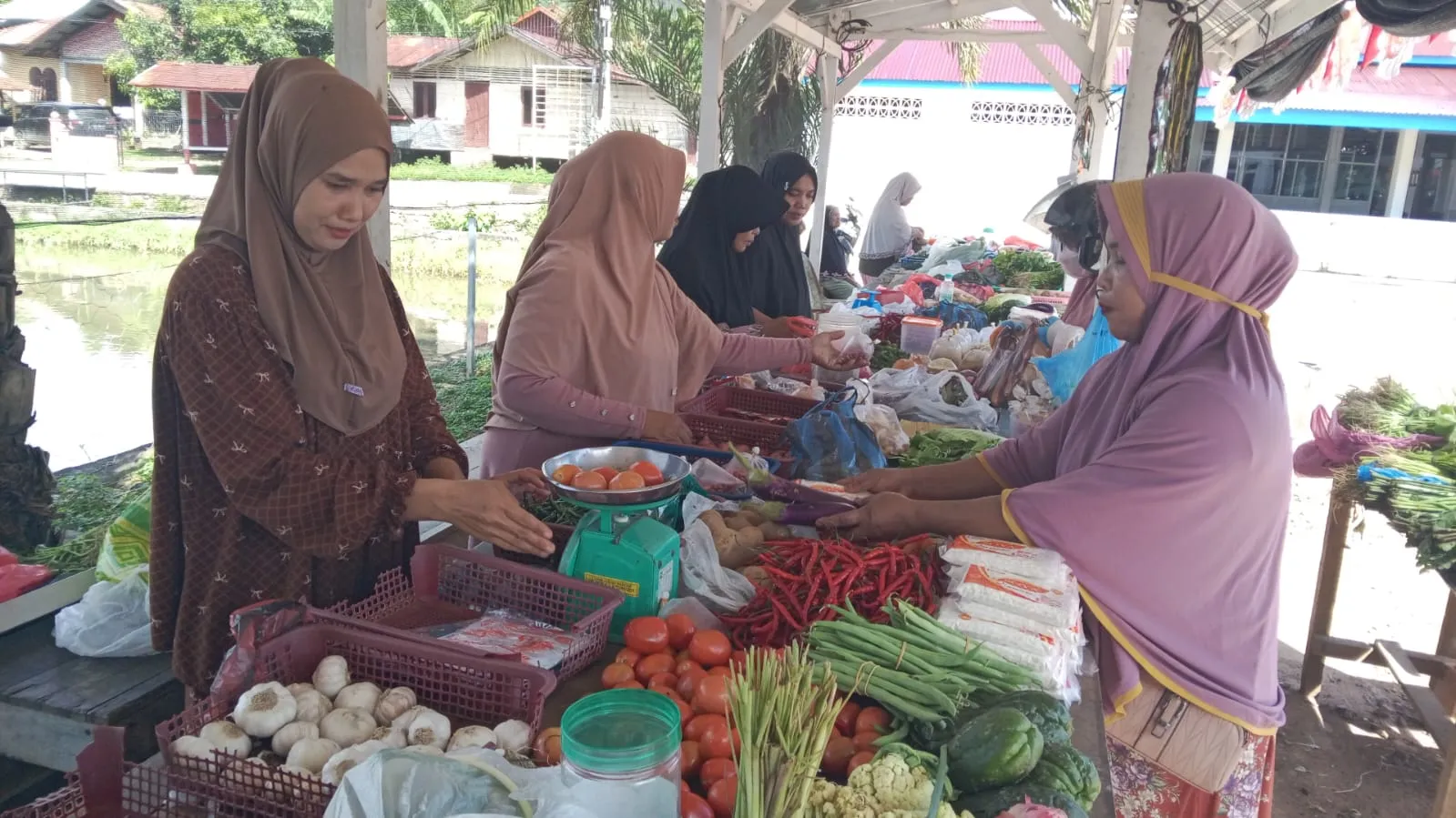 Jelang Idul Adha, Pedagang Pasar Mini Leu Ue Dapat Suntikan Modal Usaha dari BUMDesma Darul Imarah