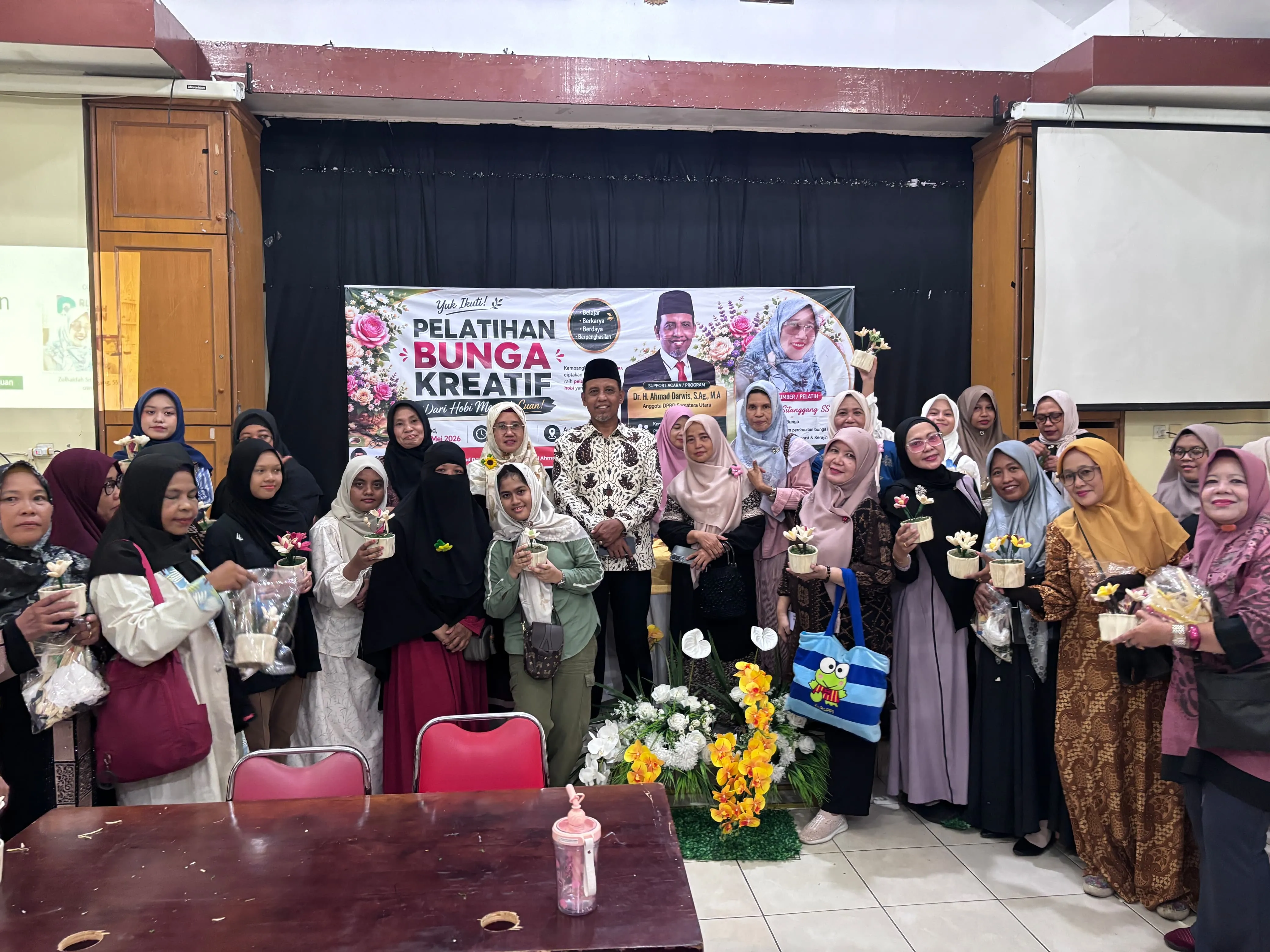 Ahmad Darwis Gelar Pelatihan Bunga Kreatif Gratis Si Medan