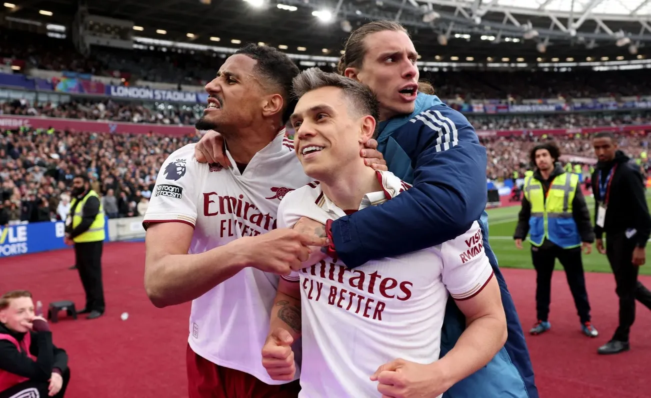Menang Dramatis, Arsenal Jaga Jarak Man City