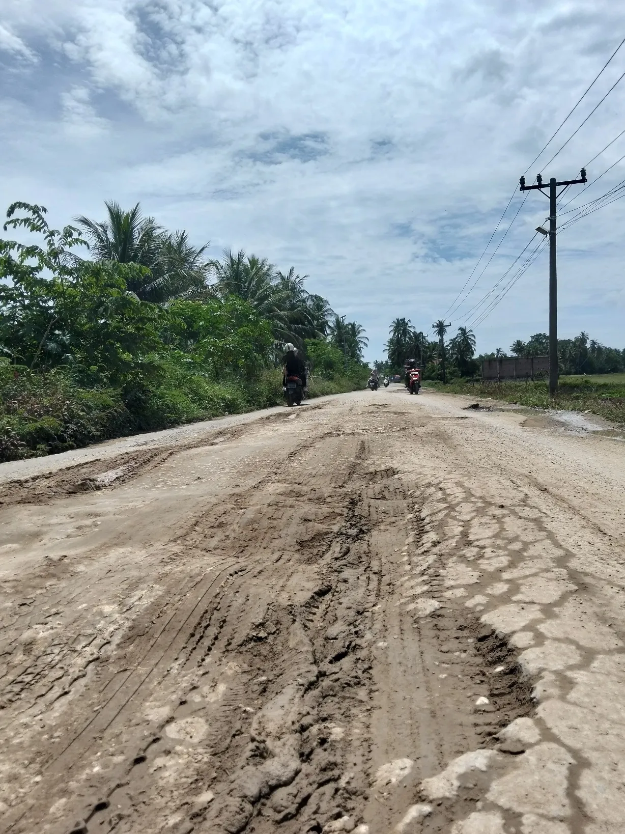 Ger...Ger...Ger...Aceh Utara Bangkit: Jalan Kecamatan Samudera-Tanah Pasir Rusak Parah Ganggu Perekonomian Warga