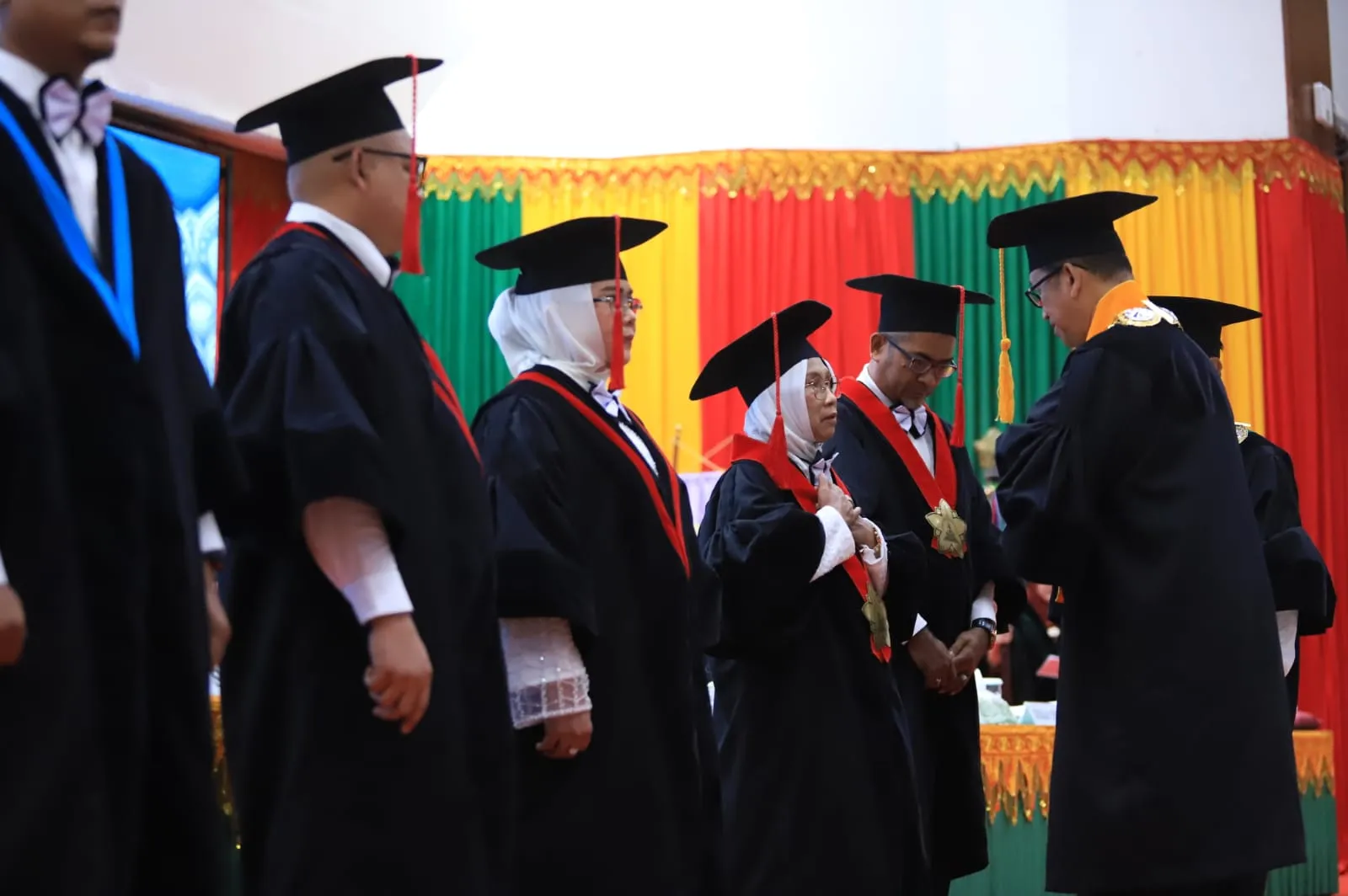 Di Balik Toga Profesor