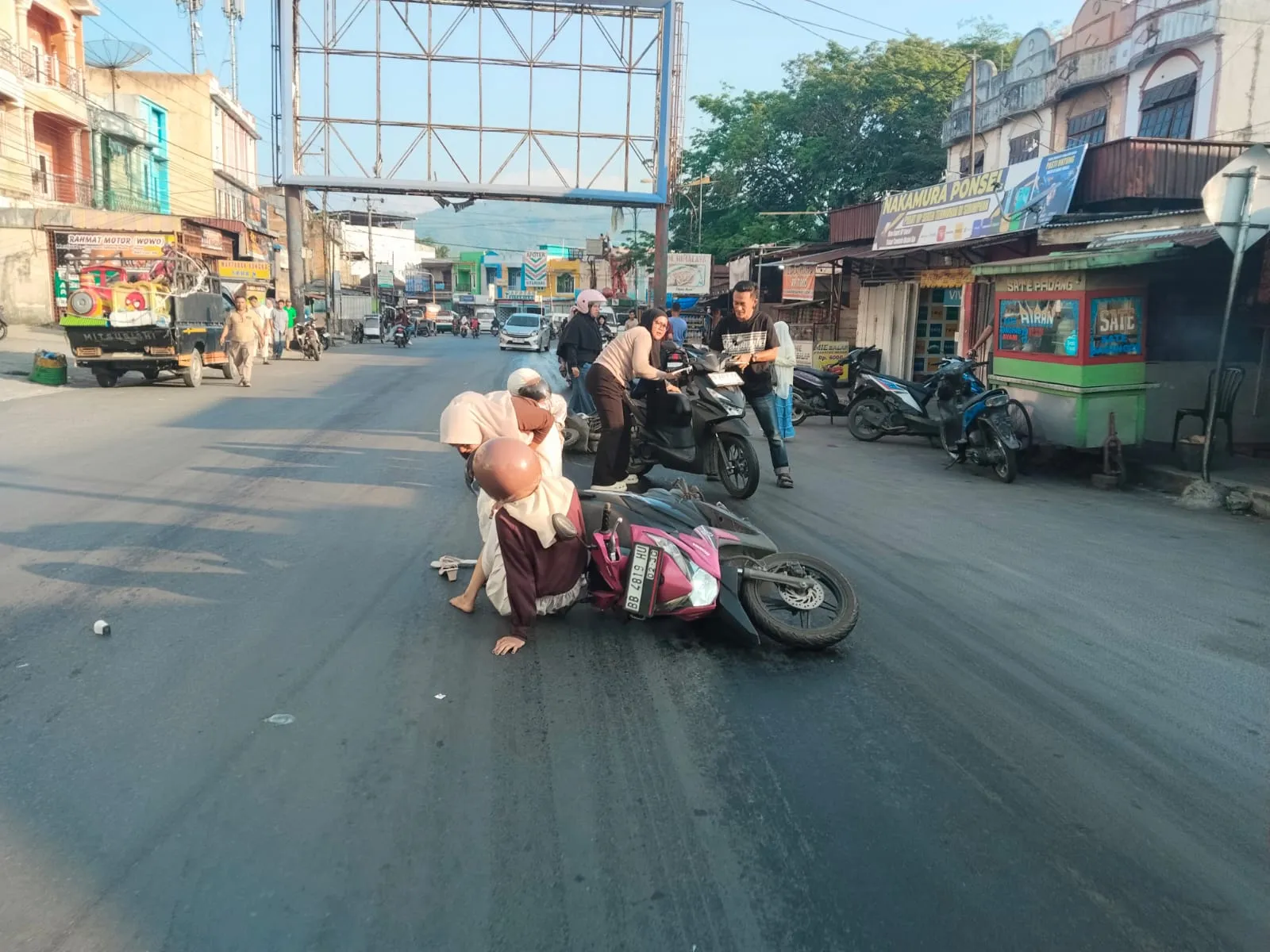Solar Tumpah Di Jalan Sidimpuan, Belasan Kendaraan Alami Kecelakaan