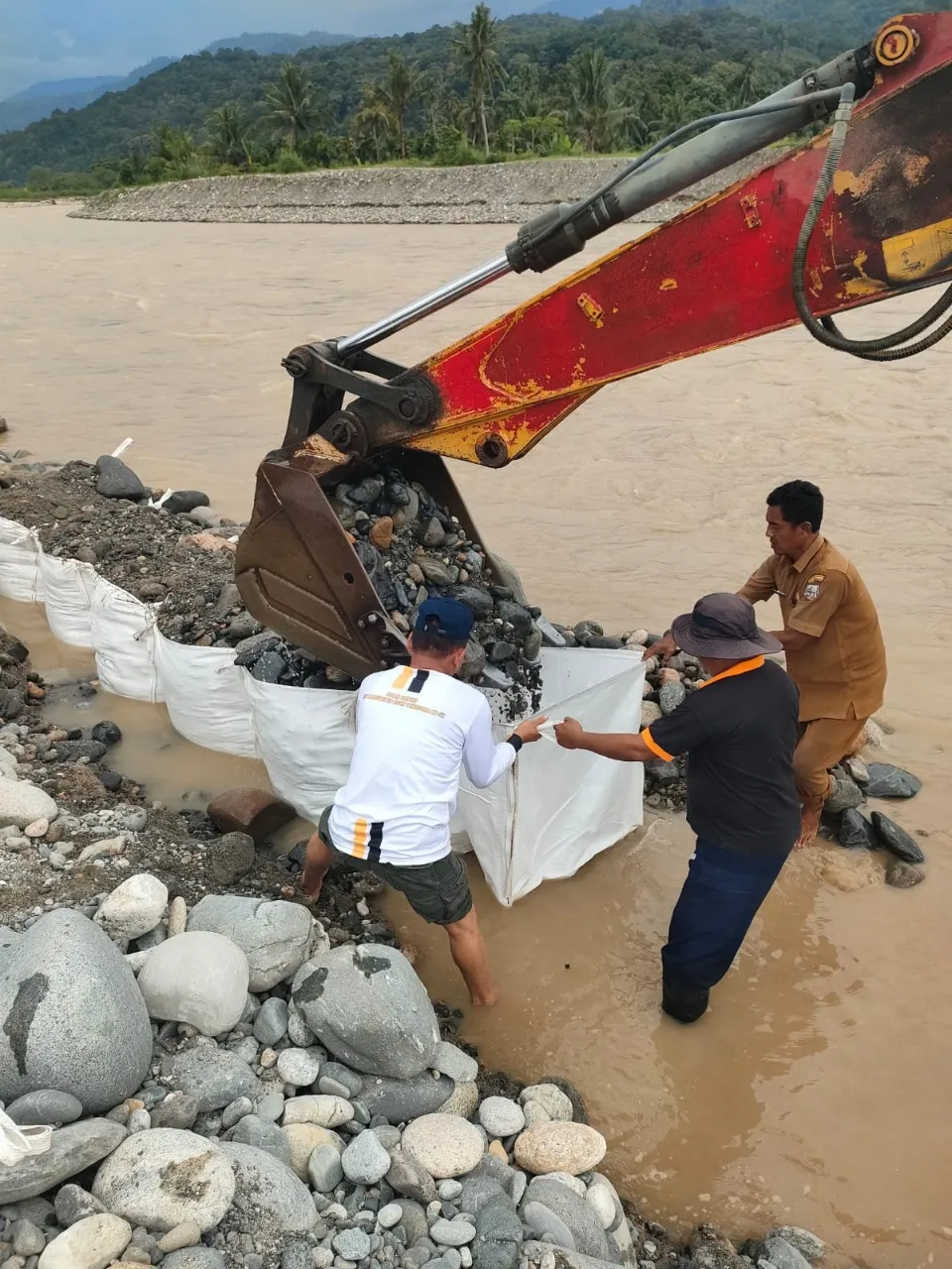 Masyarakat Gotong Royong Bantu Perbaiki Tanggul Jebol di Agara