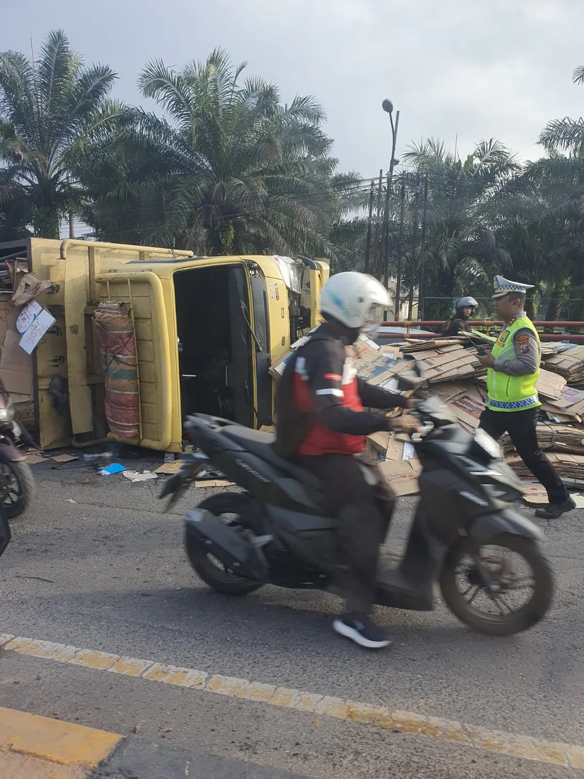 Truk Terguling, Fly Over Amplas Macet